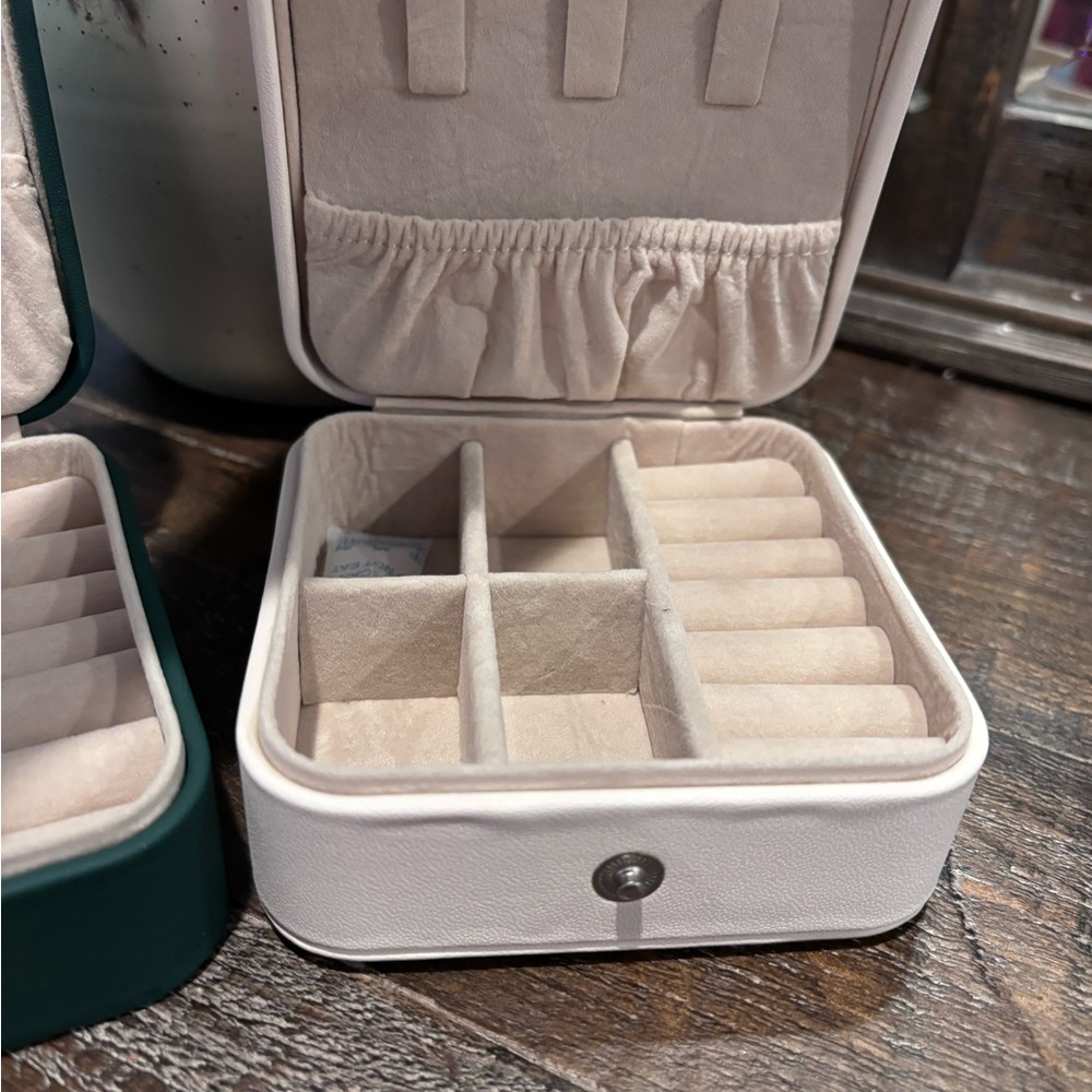Portable jewelry box. New perfect for travel. 3.7”X3.7”. 1 jewelry box - Picture 3 of 3